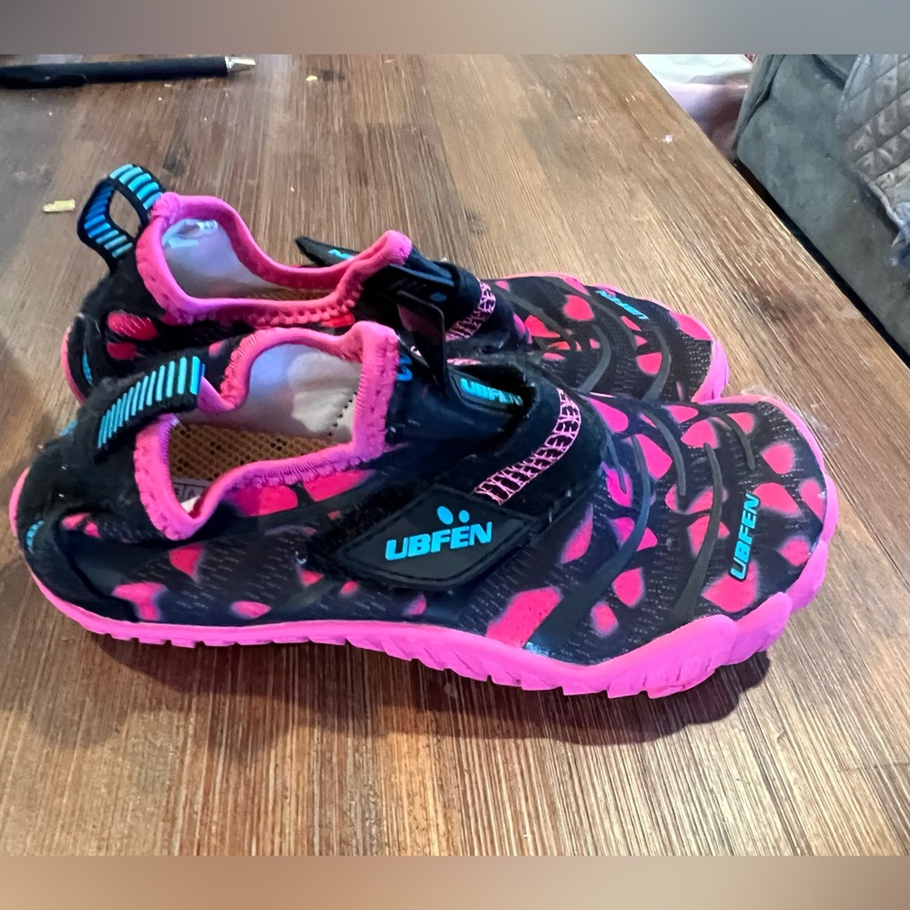 Unfen girls pink and black water shoes size 10